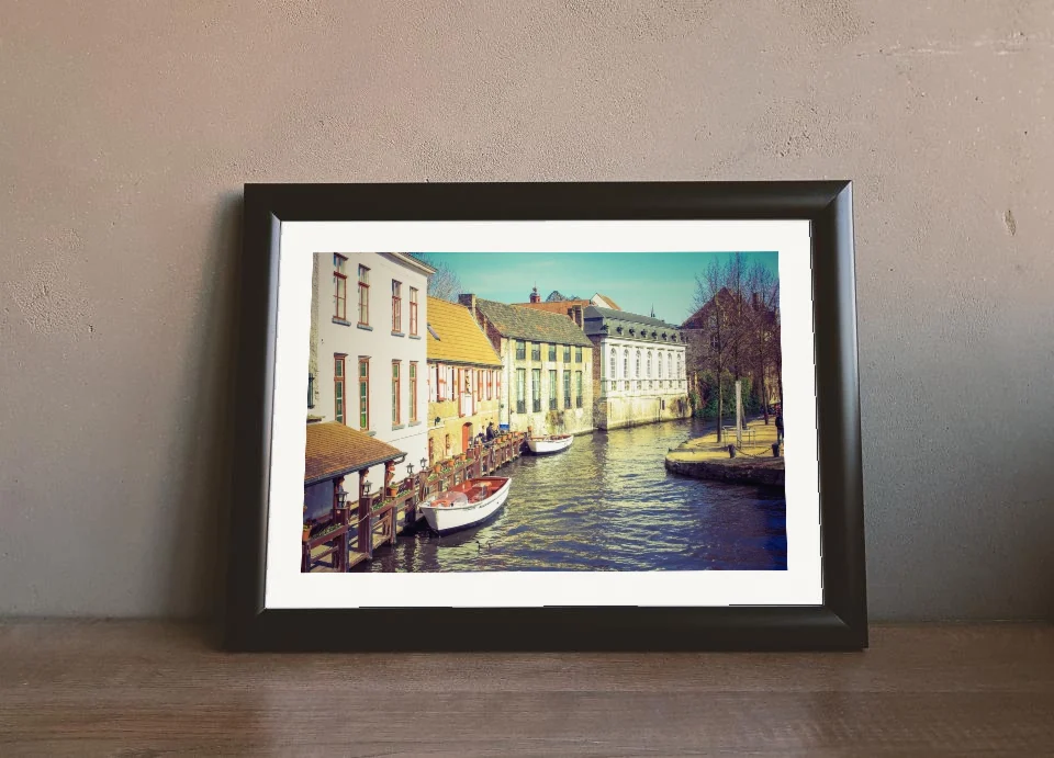Schwarzer Rahmen mit einem Foto, an die Wand gelehnt